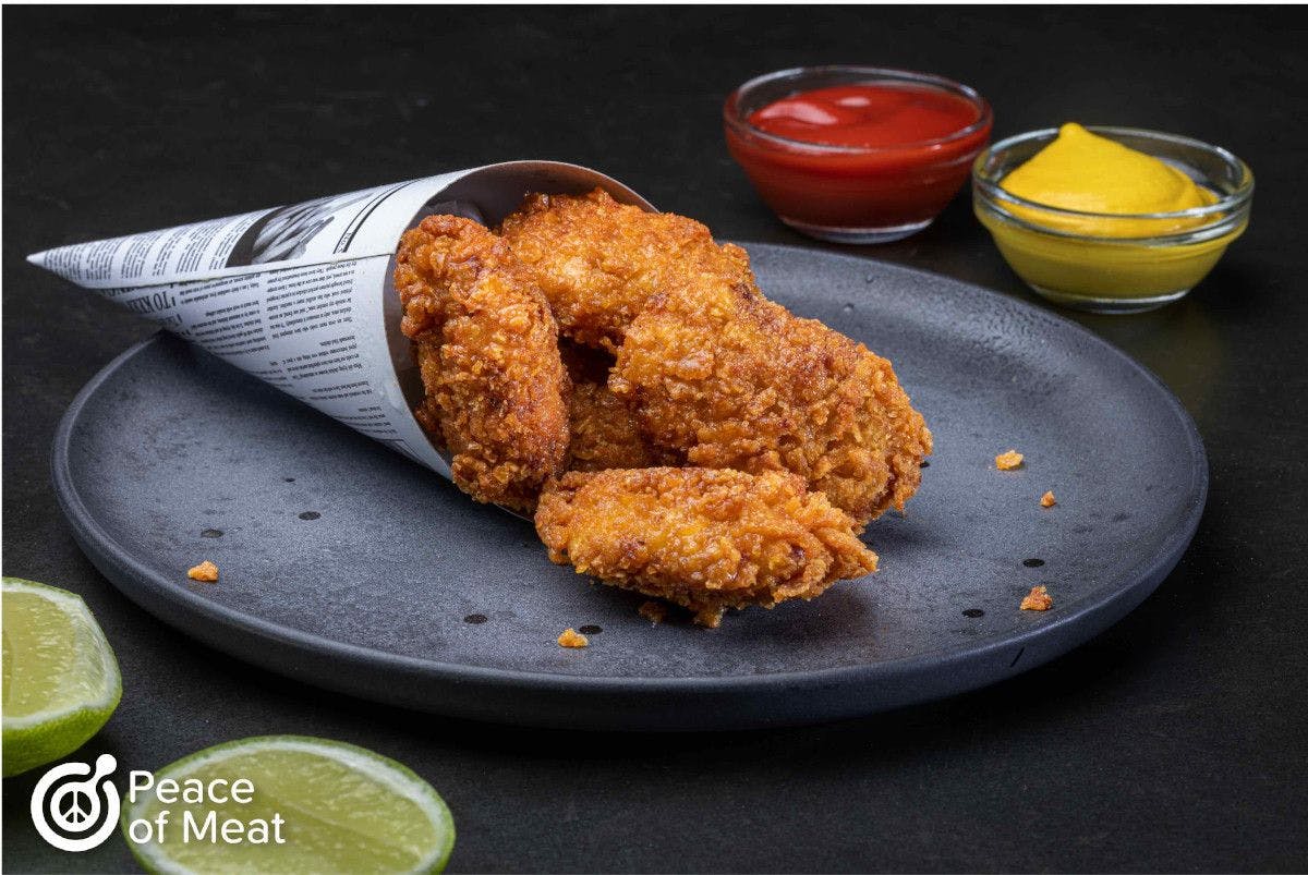 Tasting event featuring extra crispy hybrid chicken nuggets with cultured chicken and plant-based protein. Image courtesy of MeaTech